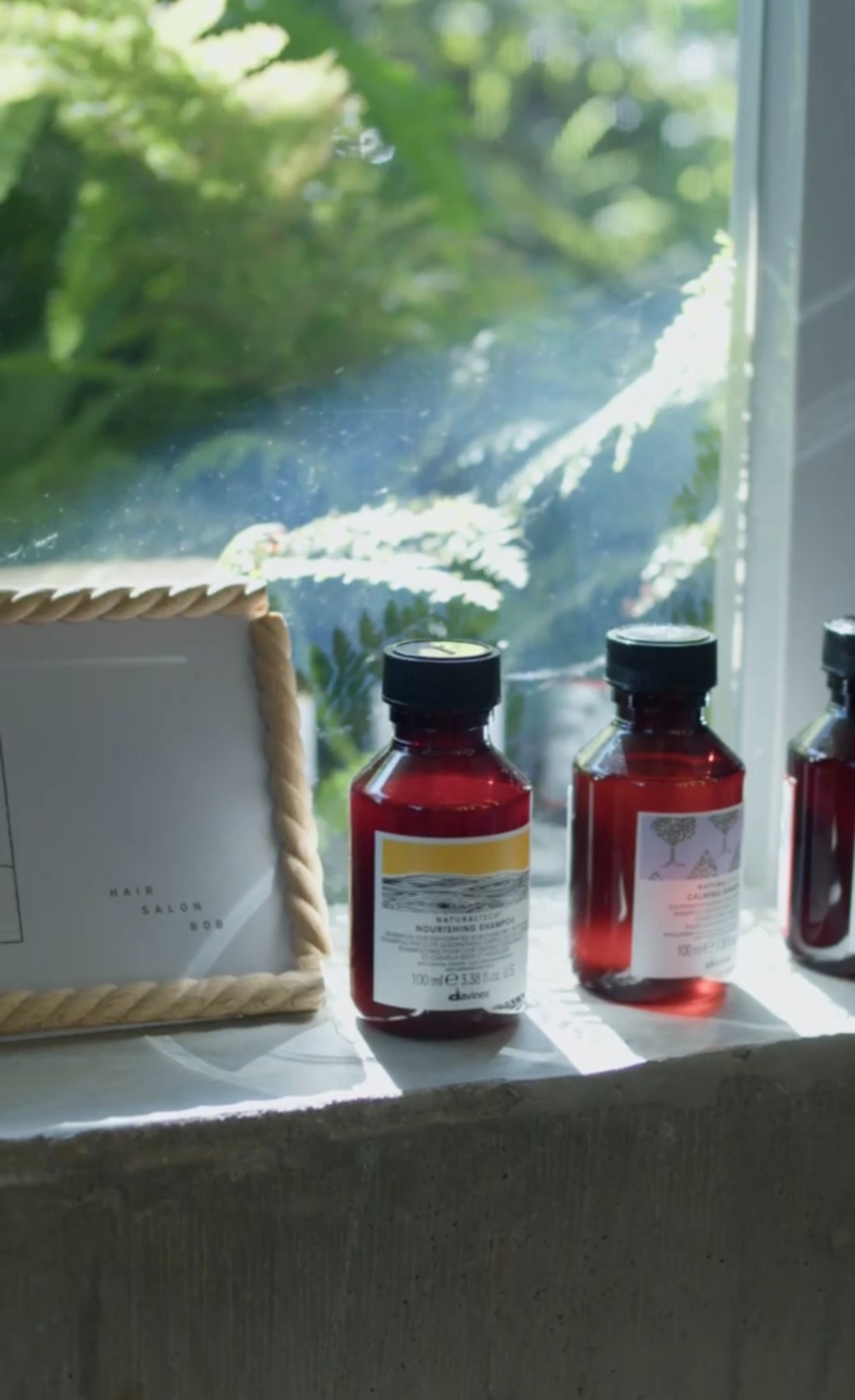 秋の敏感な頭皮ケアに使うDAVINESのシャンプーボトル
